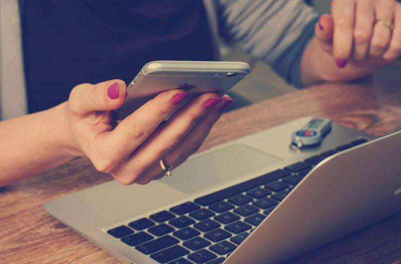 Jak kupować ubrania online: Przewodnik dla początkujących po zakupach odzieżowych online
